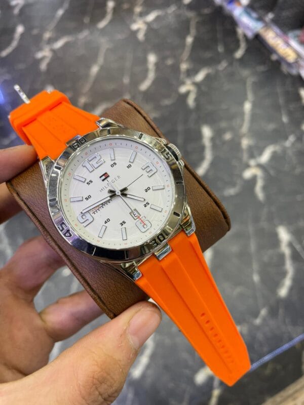 Montre Tommy Hilfiger orange pour homme avec bracelet en silicone et cadran blanc