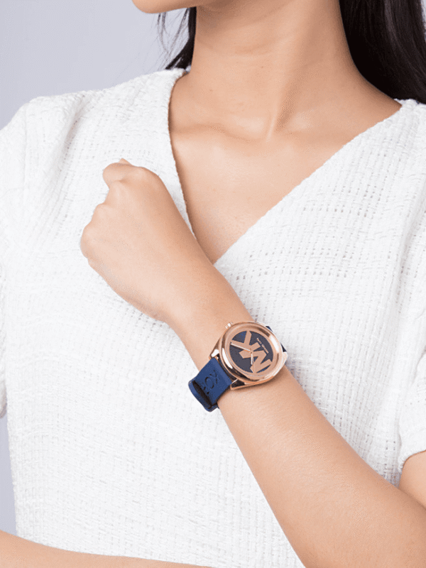 Montre Michael Kors MK7140 Maroc portée poignet femme pull blanc style chic