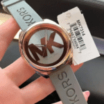 Montre Michael Kors MK7314 Maroc or rose cadran gris logo MK ajouré vue main