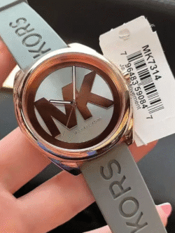 Montre Michael Kors MK7314 Maroc or rose cadran gris logo MK ajouré vue main