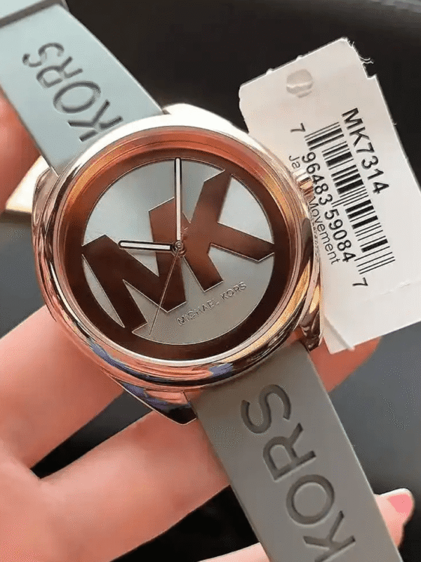 Montre Michael Kors MK7314 Maroc or rose cadran gris logo MK ajouré vue main