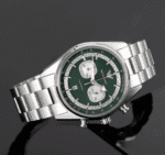 Vue artistique de la Montre Homme Emporio Armani AR11637 sur fond noir, reflets verts.