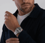 Montre Homme Emporio Armani AR11637 portée au poignet avec tenue sombre, style moderne au Maroc.