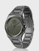 Vue de profil de la montre Hugo Boss Steer montrant le design intégré du bracelet gris.