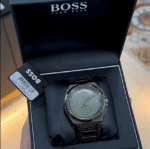 Vue de profil de la montre Hugo Boss Steer montrant le design intégré du bracelet gris.