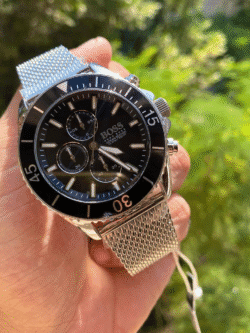 Gros plan sur le cadran noir et la lunette rotative de la montre Hugo Boss 1513701