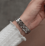 Vue du bracelet style manchette avec logo G de la montre GUESS GW0865L1 portée au poignet.