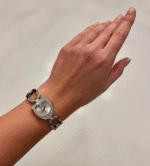 Montre-bijou GUESS GW0683L1 argentée avec cristaux portée élégamment au poignet.