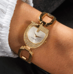 Montre-bijou GUESS GW0683L2 dorée avec cristaux portée élégamment au poignet d'une femme.