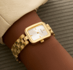 Montre GUESS GW0865L2 dorée portée élégamment au poignet d'une femme.