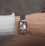 Montre GUESS Isla GW0865L1 argentée portée élégamment au poignet d'une femme.