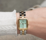 Montre GUESS Isla GW0865L4 au cadran vert mint portée élégamment au poignet d'une femme.