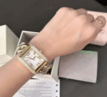 Montre Michael Kors Emery MK7300 dorée avec boîtier rectangulaire pour femme au Maroc.