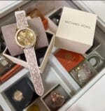 Montre Michael Kors Jessa MK7204 dorée avec bracelet cuir logo blanc pour femme au Maroc.