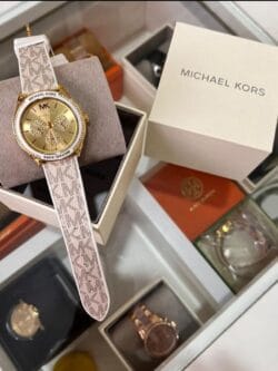 Montre Michael Kors Jessa MK7204 dorée avec bracelet cuir logo blanc pour femme au Maroc.