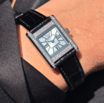Montre Emporio Armani AR11660 portée au poignet pour montrer son format compact 20 mm.