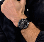Montre Emporio Armani AR11243 portée au poignet homme chronographe noir