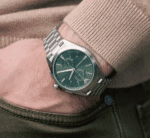 Montre Emporio Armani AR11480 portée au poignet cadran vert chronographe homme