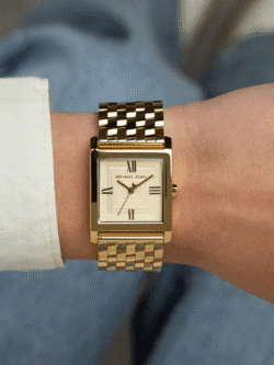 Montre Michael Kors Georgie MK4934 cadran crème portée au poignet