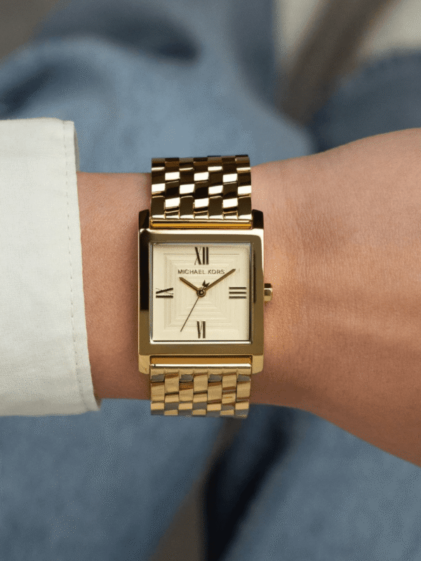 Montre Michael Kors Georgie MK4934 cadran crème portée au poignet