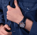 Montre Guess Day/Date Watch GW0265G9 bleu navy portée au poignet