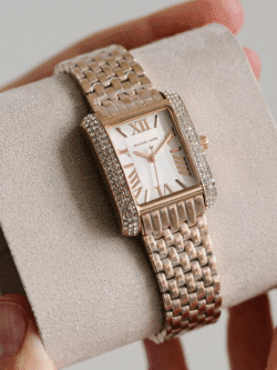 Côté boîtier montre Michael Kors MK4743 cristaux pavés acier or rose
