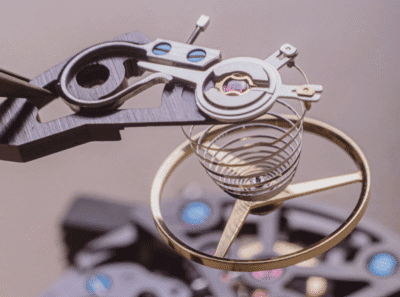 MONTRE AUTOMATIQUE AU MAROC 2026 Le mouvement automatique est un ensemble de pièces mécaniques miniatures qui transforment l'énergie cinétique en énergie pour faire avancer les aiguilles.
