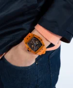 guess gw0203g10 montre homme boitier rectangle orange detail portee au poignet.