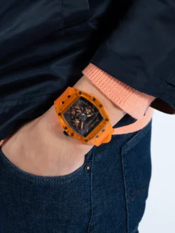 guess gw0203g10 montre homme boitier rectangle orange detail portee au poignet.
