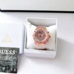 guess gw0409l3 montre femme presentee dans son ecrin