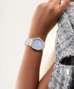 guess gw0873l1 cadran bleu bracelet argent montre femme portee au poignet