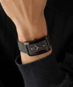 Montre GUESS GW0898G3 noir portée au poignet avec élégance pour homme au Maroc.