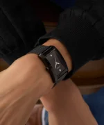 Montre GUESS GW0898G3 noir portée au poignet.