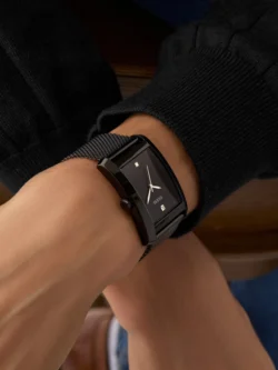 Montre GUESS GW0898G3 noir portée au poignet.