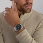 Montre Hugo Boss 1514247 bicolore portée au poignet avec élégance pour homme au Maroc.