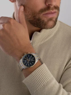 Montre Hugo Boss 1514247 bicolore portée au poignet avec élégance pour homme au Maroc.
