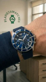 Gros plan au poignet montre homme Emporio Armani AR11588 cadran bleu et lunette de plongée au Maroc.