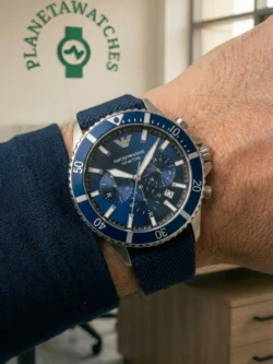 Gros plan au poignet montre homme Emporio Armani AR11588 cadran bleu et lunette de plongée au Maroc.
