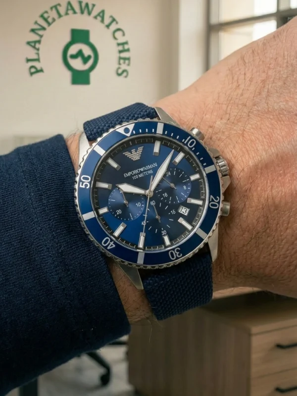 Gros plan au poignet montre homme Emporio Armani AR11588 cadran bleu et lunette de plongée au Maroc.