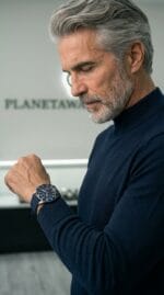 Montre homme bicolore bleue et argentée Emporio Armani AR11588 portée avec tenue élégante au poignet à Casablanca.