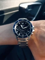 Emporio Armani AR11681 portée au poignet d'un homme, boîtier acier 43,5 mm et cadran bleu chronographe solaire