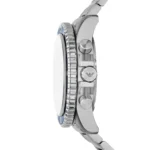 Vue de profil de la montre Emporio Armani AR11681 montrant l'épaisseur du boîtier en acier et le verre saphir