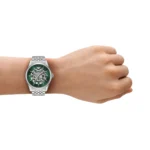 Montre Emporio Armani AR60091 portée au poignet d’un homme