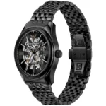 Gros plan du cadran skeleton noir de la montre automatique Emporio Armani AR60093