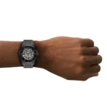 Montre automatique Emporio Armani AR60093 noire portée au poignet d’un homme