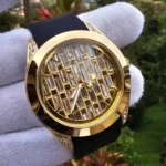 Gros plan du cadran doré de la montre GUESS GW0109L1 avec cristaux baguette