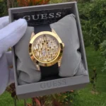 Montre GUESS GW0109L1 dorée présentée dans son écrin original