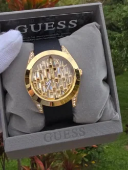 Montre GUESS GW0109L1 dorée présentée dans son écrin original