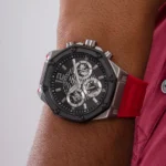guess gw0263g3 montre homme portee au poignet bracelet rouge