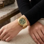 Montre femme GUESS GW0465L5 dorée portée au poignet